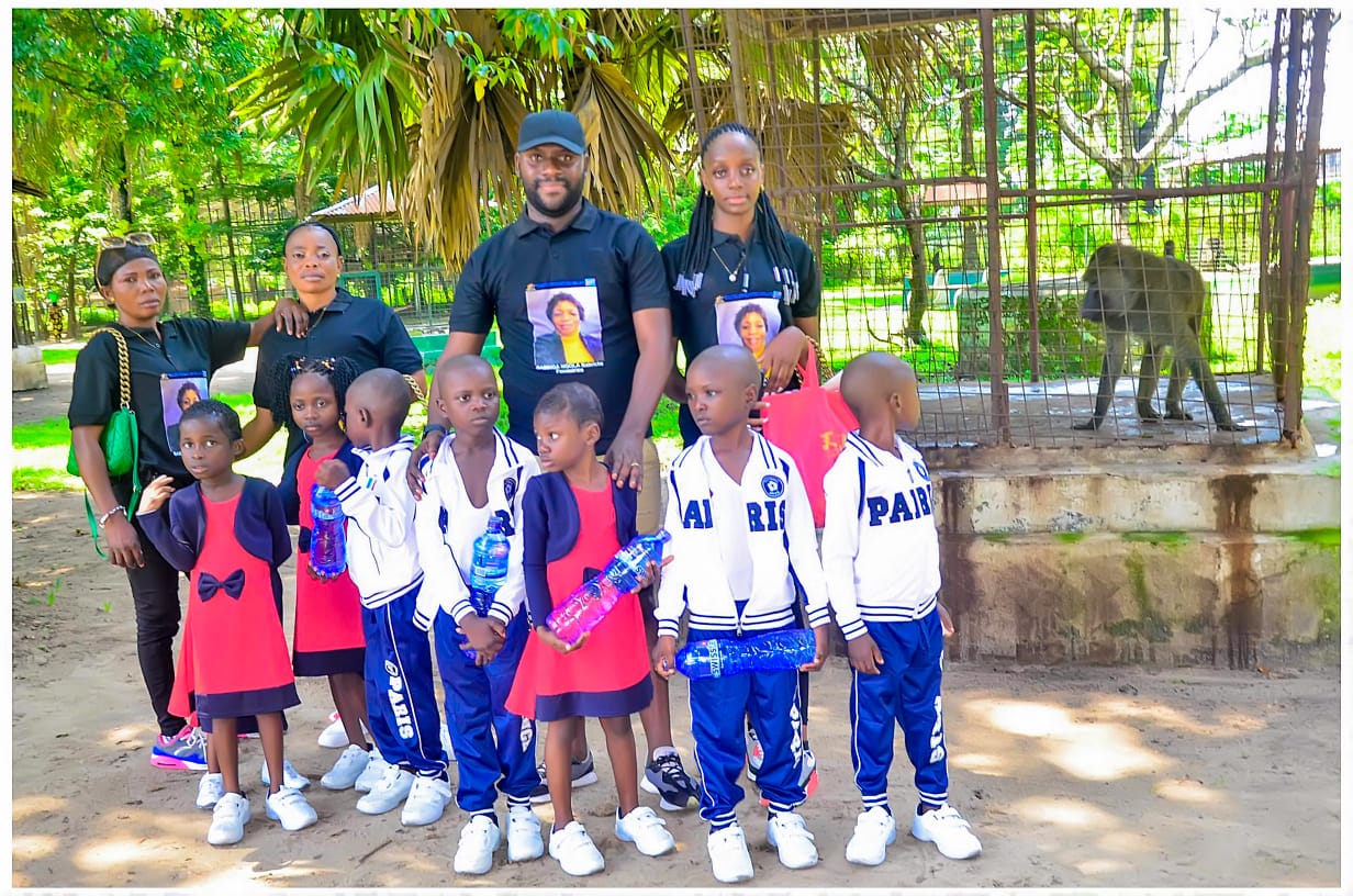 Enfants et bénévoles réunis lors de la visite du parc zoologique